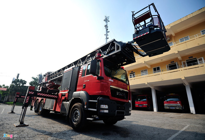 4. Xe cứu hỏa Man Rosenbauer: Xe chữa cháy Man Rosenbauer là một trong những siêu xe cứu hỏa hiện đại nhất thế giới. Tại Việt Nam, Phòng cảnh sát PCCC Hà Nội đang sở hữu 2 chiếc. Với trọng lượng toàn tải 26 tấn, bề rộng 2,55 m, chiều dài 12 m, xe thang 56 m có thể dễ dàng vươn đến những tòa nhà 17-18 tầng. Giỏ cứu hộ tải được 3 người (270 kg), có bảng điều khiển thang tích hợp trong việc tự điều khiển khi làm nhiệm vụ trên cao, có thể cứu được 18 người trong vòng 12 phút.