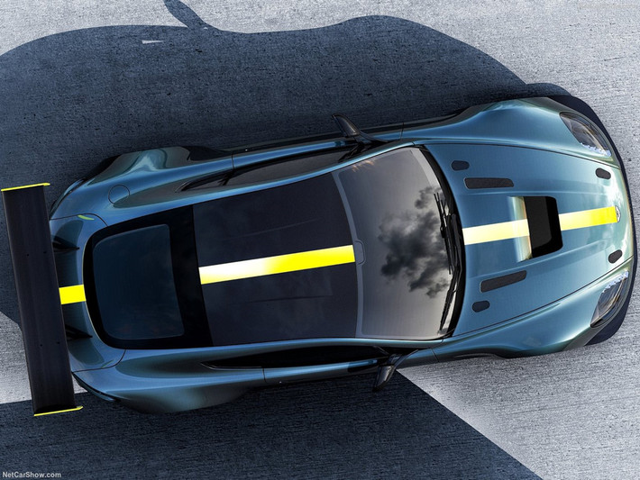 Bảy chiếc Aston Martin Vantage AMR Pro nổi bật với đường sọc xanh neon kéo dài từ mũi xe đến phần đuôi, thân xe màu xanh Stirling Green