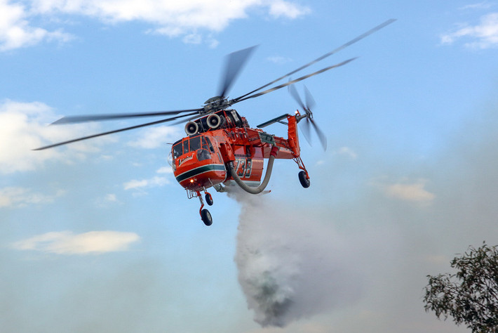6. Trực thăng Sikorsky S-64 “Skycrane”: Đây là phiên bản dân sự của trực thăng quân đội. Sikorsky S-64 "Skycrane" thuộc nhóm trực thăng hạng nặng do Mỹ sản xuất. Máy bay có hai động cơ phản lực và sáu cánh quạt có thể chở được 10.000 lít nước. Ngoài ra, Sikorsky S-64 “Skycrane” có vòi hút lớn và lấy nước tại các ao, hồ với thời gian chưa tới một phút.