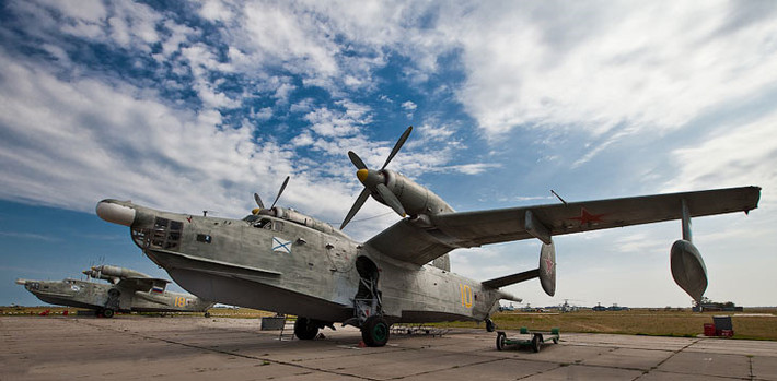 8. Thủy phi cơ Beriev Be-12: Beriev Be-12 Chayka (chim mòng biển) là loại thủy phi cơ sử dụng động cơ cánh quạt do Cục thiết kế Beriev (Liên Xô) phát triển từ cuối những năm 1950, nhằm thực hiện các nhiệm vụ tuần tra bờ biển và chống tàu ngầm. Ngoài ra máy bay còn có thể được cải tiến thành phiên bản chữa cháy Be-12P và Be-12P-200. Thủy phi cơ Beriev Be-12 có vận tốc tối đa lên đến 530 km/h, đảm bảo khả năng ứng cứu cấp bách.