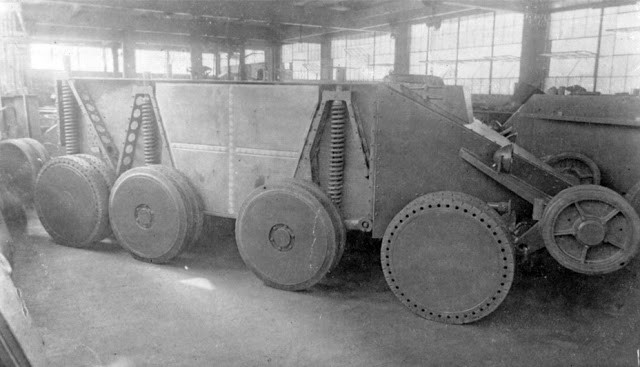 Phiên bản xe tăng đầu tiên được trang bị hệ thống treo là loại xe tăng Christie M1919 ra đời vào năm 1919. Hệ thống treo đã tỏ ra đặc biệt hiệu quả khi cho phép các bánh xe của chiếc xe tăng di chuyển độc lập với nhau với độ lệch lên tới 25cm. Nguồn ảnh: Tankar.