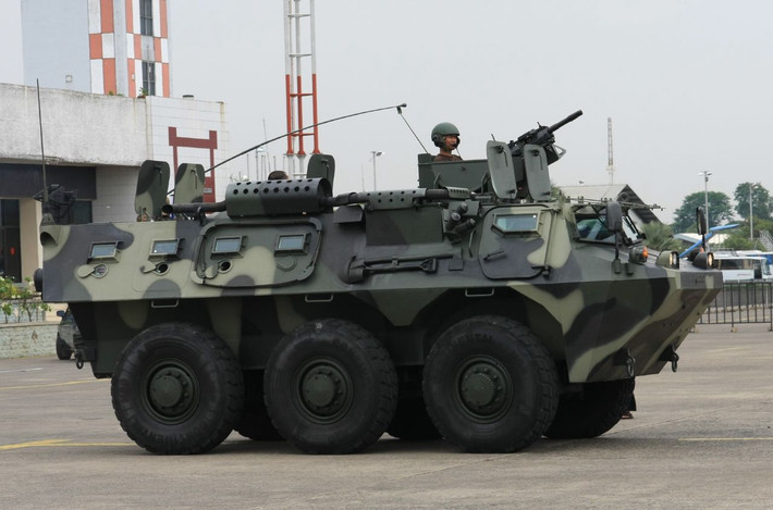Tiếp đến là loại xe thiết giáp chở quân (APC) Anoa 6x6 của Indonesia dù nó có thiết kế khá cũ nhưng nước này vẫn kiếm được các hợp đồng xuất khẩu dòng APC này sang một số quốc gia, trong đó hầu hết đều phục vụ trong lực lượng an ninh. Nguồn ảnh: Defencepk.