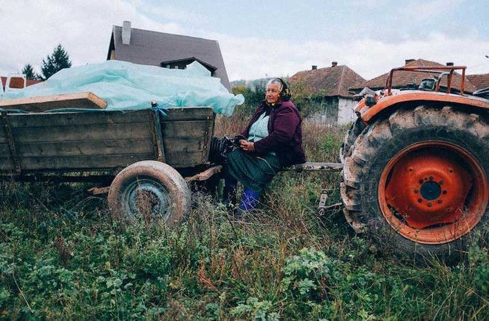 Bạn sẽ không tin đây là một người bán hàng tại chợ quê dân dã ở Romania.