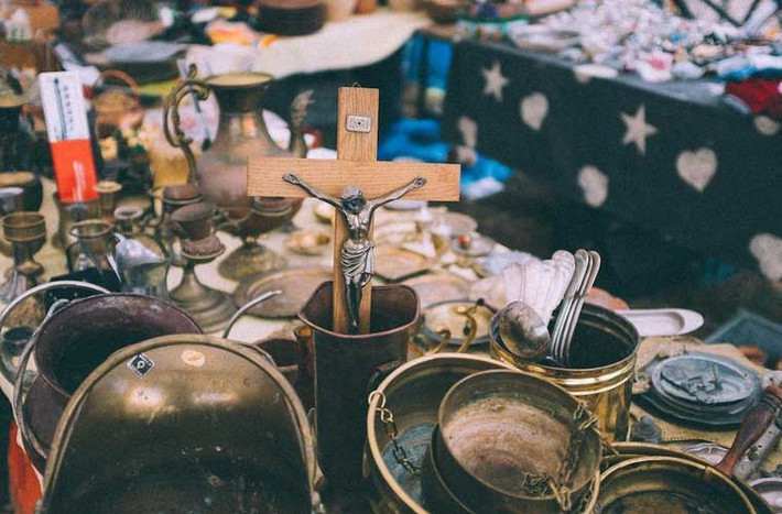 Một loạt các đồ vật dụng được bày la liệt để người mua dễ dàng chọn đồ.