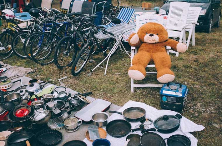 Xoong nồi, xe đạp, ghế và cả gấu bông Teddy đều hiện diện ở nơi đây.