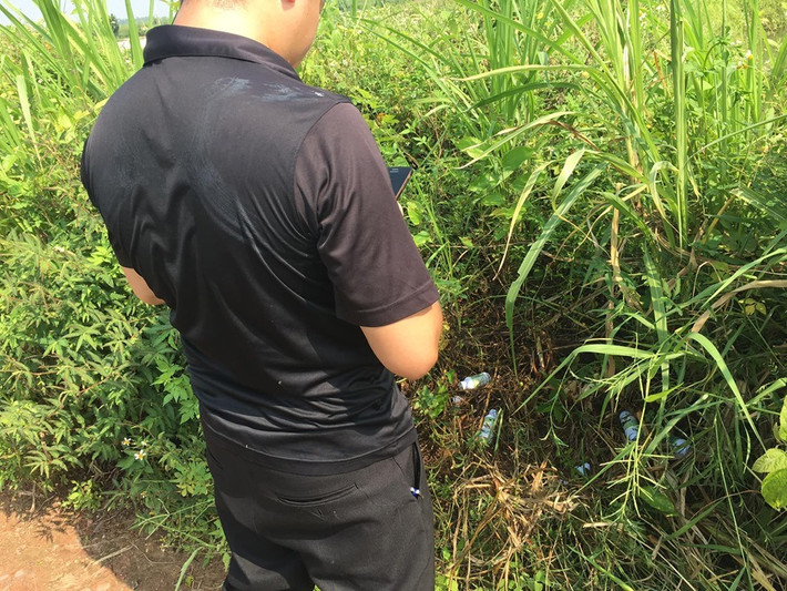 Nhiều bình thuốc “lạ” được công an tìm thấy gần ao cá của gia đình ông Phạm Hữu Luân (sinh năm 1971, xã Cộng Hòa, huyện Nam Sách, tỉnh Hải Dương) khoảng vài mét. Các bình thuốc này vứt trong bụi cỏ voi được công an thu giữ để điều tra.