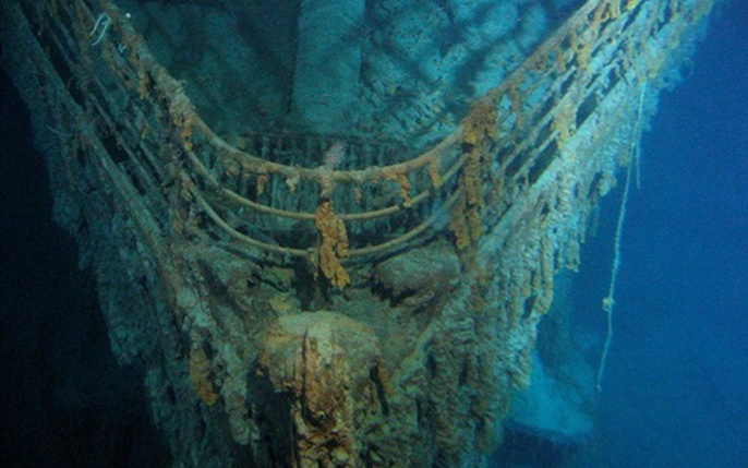 Theo OceanGate Expeditions, một đợt khảo sát bằng sonar năm 1996 hướng vào Titanic đã tìm thấy một vệt sáng ma quái từ khu vực gần xác tàu này, tức ở nơi sâu tận 2.900 m ở Bắc Đại Tây Dương.. Sonar là một phương pháp dùng sóng âm để "nhìn" những thứ bị vùi chôn dưới nước, hay được dùng để khám phá và lập bản đồ đại dương.