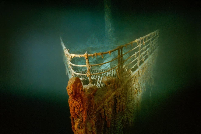 Những nghiên cứu trước đây về tàu Titanic cho thấy có nhiều sinh vật và hoạt động ở đáy biển hơn dự kiến. Xác tàu trở thành hệ sinh thái riêng, đóng vai trò như một rạn đá cho vô số tổ chức sinh vật. Nhiều loài thực vật và động vật cần bề mặt để bám vào đã gắn liền với con tàu đắm.