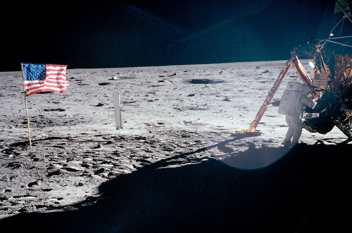 May mắn là Aldrin nảy ra một sáng kiến tuyệt vời, ông dùng một cái bút dạ có vỏ bằng crôm dẫn điện gắn vào thay thế bộ chuyển mạch bị hỏng, với hy vọng là nó có thể nối được dòng điện cho hệ thống điều khiển động cơ.