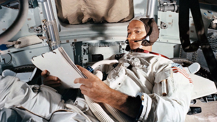 Đến giờ cất cánh ngày 21/7/1969, Aldrin bấm nút khởi động tên lửa và Eagle từ từ cất lên khỏi mặt trăng. Giải pháp chữa cháy của Aldrin đã mang lại hiệu quả không ngờ, cứu mạng hai người Trái đất đầu tiên đặt chân lên Mặt trăng và cứ ngỡ đã phải gửi thây trên ấy.
