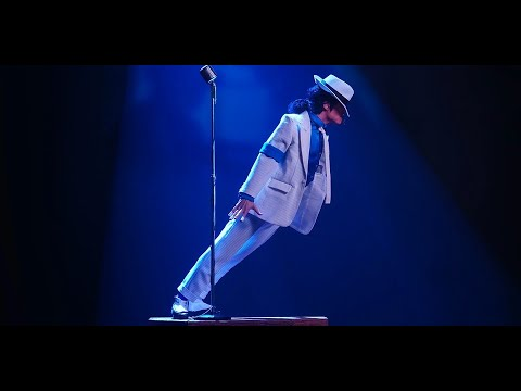 Trong một cảnh, Jackson và một vài vũ công của ông nghiêng về phía trước 45 độ, lưng thẳng, chân phẳng trên mặt sàn nhà, giữ tư thế cho đến khi họ trở lại trạng thái thẳng đứng một cách dễ dàng.