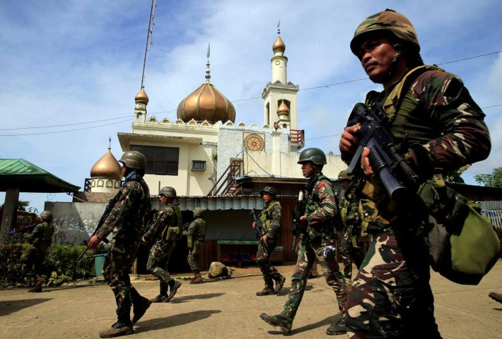 Tốp binh sỹ Philippines di chuyển bên ngoài một nhà thờ Hồi giáo ở Marawi trước khi họ mở cuộc tấn công.