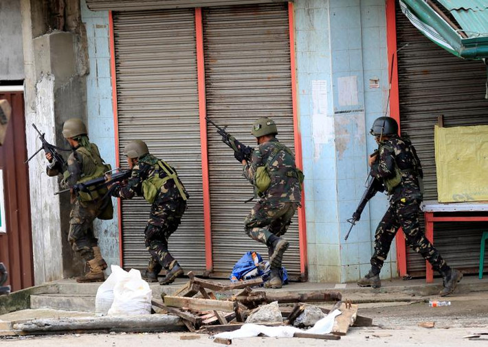 Các binh sỹ đặc nhiệm đang tìm hướng đánh bật Maute khỏi thành phố Marawi.