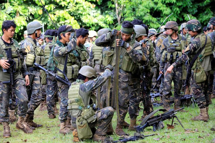 Những người lính đặc nhiệm Philippines chuẩn bị tư trang trước khi đánh Maute. (Nguồn ảnh Reuters).