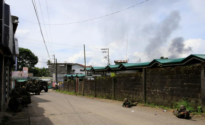 Khói bốc lên trong lúc quân đội Philippines đánh khủng bố Maute.