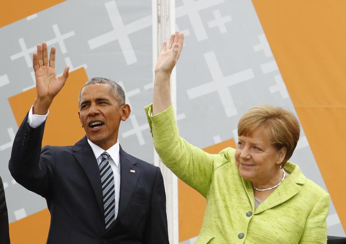 Ông Obama và bà Merkel vẫy tay chào mọi người.