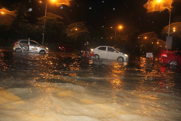 Các phương tiện hầu hết chỉ di chuyển được một phần đường để đảm bảo an toàn do phần đường còn lại bị nước ngập sâu.