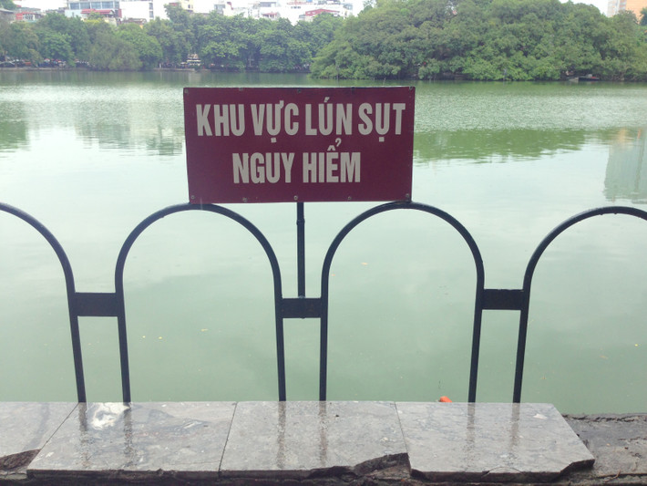 Theo ghi nhận của PV Kiến Thức, tại một số khu vực bờ kè Hồ Gươm cho thấy nhiều điểm sụt lún đã được chính quyền cho dựng rào sắt và cắm biển cảnh báo nguy hiểm sụt lún để đảm bảo an toàn cho người dân.