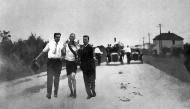 3. Cuộc thi Marathon "lộn xộn" tại Thế vận hội 1904: Cuộc thi này gây cười với người về đích đầu tiên đã sử dụng ô tô trong một phần lớn hành trình. Người về đích thứ hai thậm chí được cho là sử dụng doping với brandy và thuốc diệt chuột. Còn người về đích thứ tư đã mất một giờ nằm bên lề đường sau khi ăn quả táo thối.
