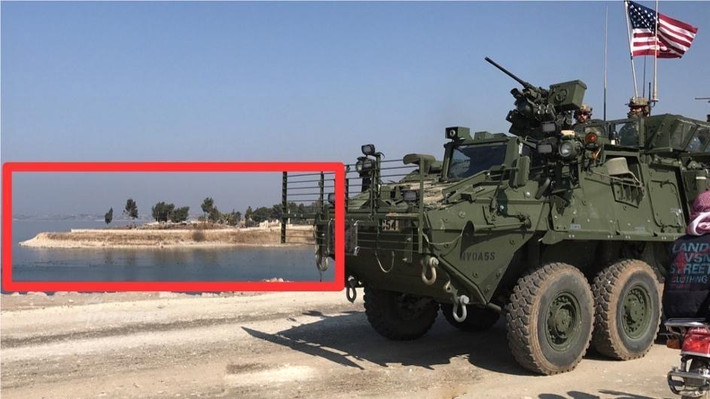 Trong bức hình chụp một chiếc thiết giáp Stryker có thể nhận thấy một khu vực có vẻ như một bán đảo song song với con đường nơi chiếc thiết giáp đang di chuyển. Nguồn ảnh: Sina.