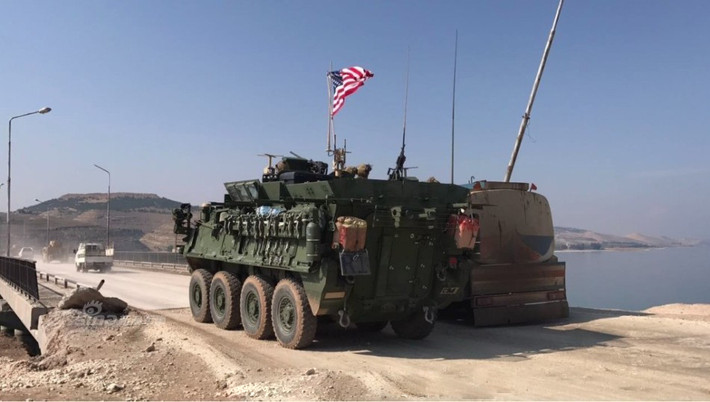 Trong ảnh, xe thiết giáp Stryker còn nguyên màu sơn ngụy trang Quân đội Mỹ hoạt động ở châu Âu tiến vào vùng đất "lạ". Nguồn ảnh: Sina.