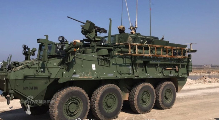Vừa mới đây trên internet xuất hiện một loạt ảnh các xe thiết giáp Stryker và xe bọc thép Humvee có treo cờ Mỹ hiện diện ở khu vực được cho là vùng lãnh thổ Syria. Các hình ảnh này xuất hiện chỉ ít tuần sau khi BQP Mỹ công bố thông tin triển khai lính bộ binh đến Syria nhằm đẩy nhanh tiến trình tiêu diệt phiến quân IS. Nguồn ảnh: Sina.