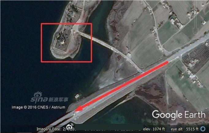 Sử dụng ứng dụng bản đồ Google Maps, có thể dễ dàng nhận thấy khu vực bán đảo trong bức hình trên nằm ngay phía trái con đường với bối cảnh khá giống nhau. Nguồn ảnh: GoogleEarth.