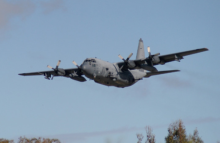 Với bề ngoài “đồ sộ”, AC-130 có tốc độ bay khá chậm, chỉ 482 km/h, trần bay 9.144 m. Đó cũng chính là lý do tại sao, hầu như nó không bao giờ hoạt động vào ban ngày. (Ảnh: Jetphotos)