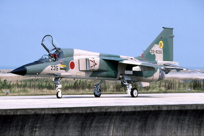 Chuyến bay đầu tiên của F-1 được thực hiện vào tháng 6/1975 và loại tiêm kích này chính thức được đưa vào biên chế năm 1978. Ảnh: airliners.