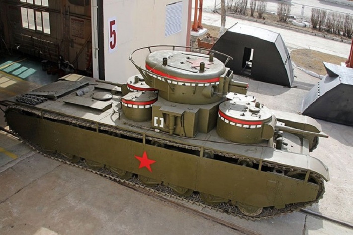 Ở góc nhìn này ta có thể thấy được toàn cảnh 5 tháp pháo của T-35, trông nó không khác gì một pháo đài di động. Nguồn ảnh: Defence.ru.