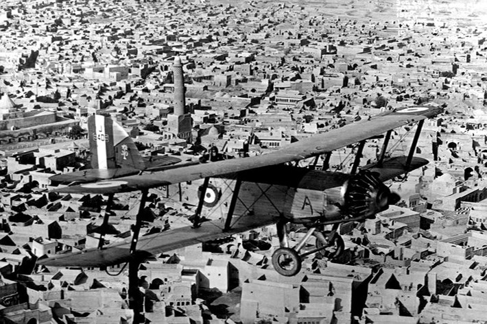 Chiếc Westland Wapiti IIa của phi đội 30, Không quân Hoàng gia Anh bay trên bầu trời thành phố Mosul, Iraq. Bức ảnh chụp năm 1932.