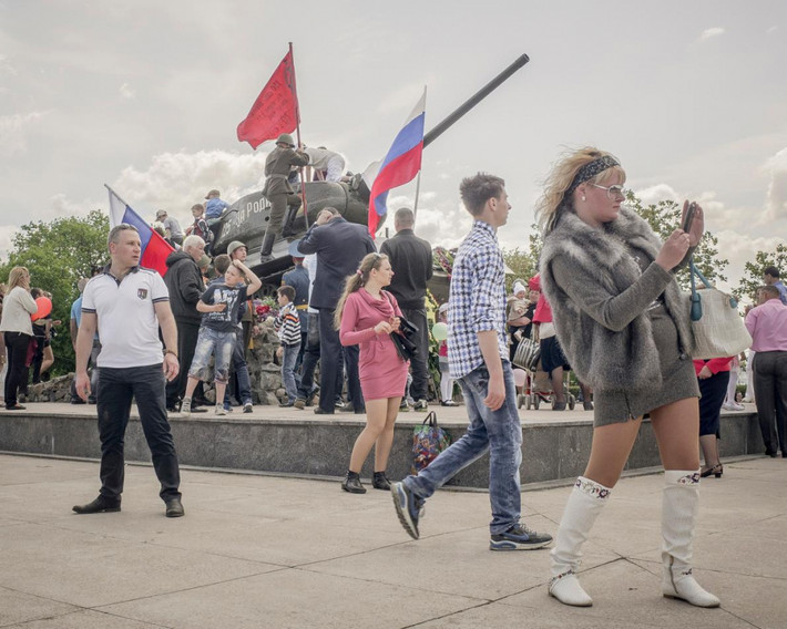 Transnistria là vùng đất nằm ở biên giới giữa Moldova và Ukraine, bờ phía Đông sông Dniester. Từ năm 1990, khu vực tách biệt chủ yếu nói tiếng Nga này không được công nhận bởi bất kỳ quốc gia thành viên nào của Liên Hợp Quốc. Hình ảnh người dân Transnistria kỷ niệm 70 năm kết thúc Thế chiến II và 25 năm tách ra từ Moldova.