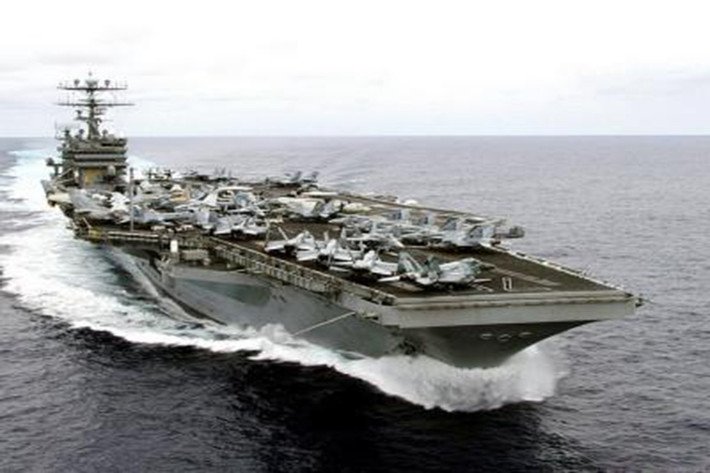Chiều dài cơ bản của một chiếc Nimitz là 332,9m; mớn nước 11,8m; rộng 76,8m; cao 76m với 9 tầng nổi và 8 tầng chìm (tính từ kho chứa máy bay); nhân viên 5.500 người. Kho chứa máy bay dài 208m, rộng 33m, cao 8m. Thời gian máy bay di chuyển từ kho lên mặt boong và đến khi cất cánh vào khoảng 15-20 phút/chiếc.