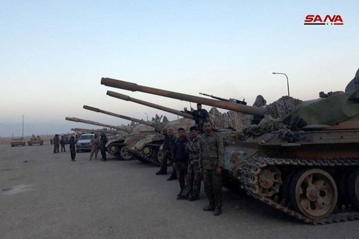 Dàn xe tăng và xe bọc thép của Jaysh al-Islam, trong đó số lượng lớn là xe tăng T-72, đây được xem là “món quà” không ngờ dành cho Quân đội Syria sau khi tiến đánh Đông Qalamoun. Ảnh: SANA.