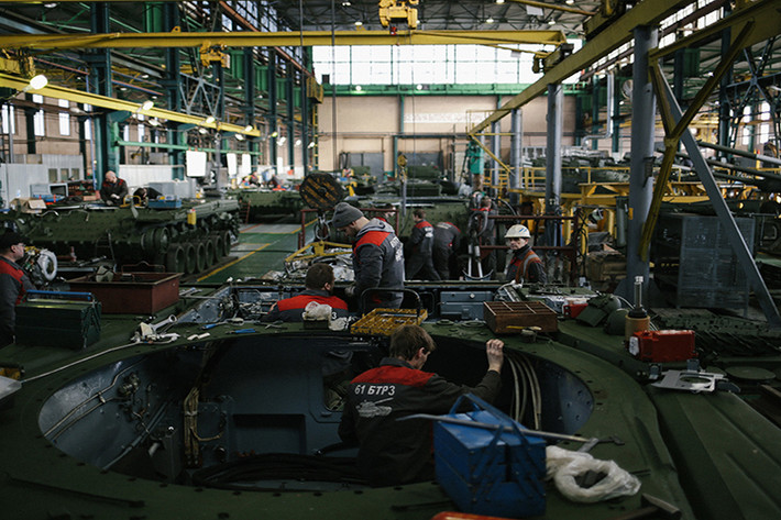 So với người tiền nhiệm T-72, T-80B hiện đại hơn nhiều, bởi dù được trang bị khẩu pháo cùng cỡ với T-72 nhưng được nâng cấp tốt hơn về hệ thống điều khiển hỏa lực cho khả năng phản ứng nhanh hơn, bắn chính xác hơn. Nguồn ảnh: Mary Gelman
