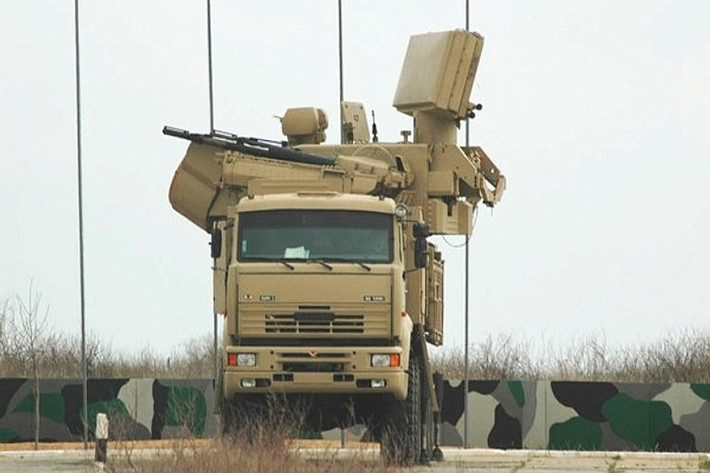 Mắc xích cuối cùng của lưới lửa giúp phòng không Syria bắn hạ tên lửa hành trình Israel chính là các tổ hợp tên lửa - pháo phòng không Pantsir-S1, đây là loại vũ khí phòng không tầm thấp có khả năng tác chiến cơ động cực cao và được xem là khắc tinh của các loại tên lửa hành trình kể cả Tomahawk của Mỹ. Nguồn ảnh: Oryx Blog.