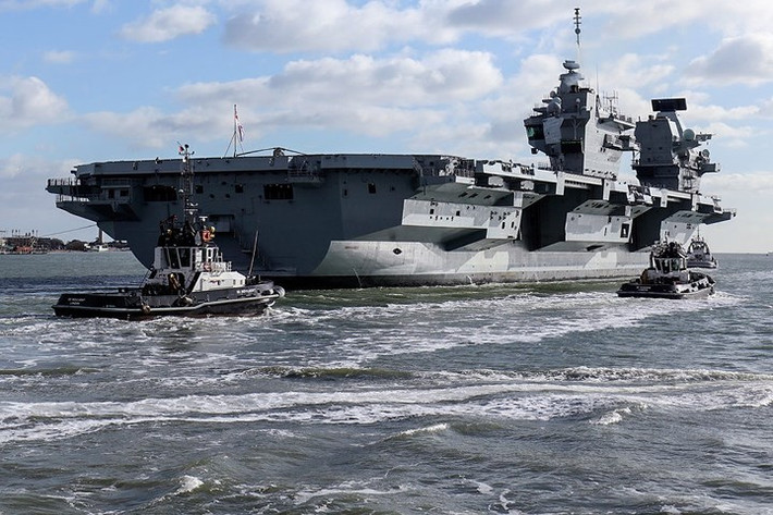 Tàu Queen Elizabeth nhìn từ phía sau. Chuyến ra khơi này là để kiểm tra điều kiện mà máy bay có thể vận hành khi ở ngoài biển trên tàu sân bay.