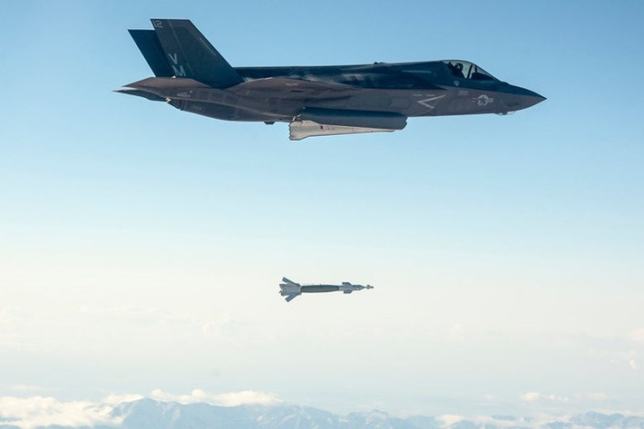 Trong đội hình máy bay trên hàng không mẫu hạm Queen Elizabeth có cả máy bay tiêm kích đa nhiệm F-35B (ảnh: Reuters).
