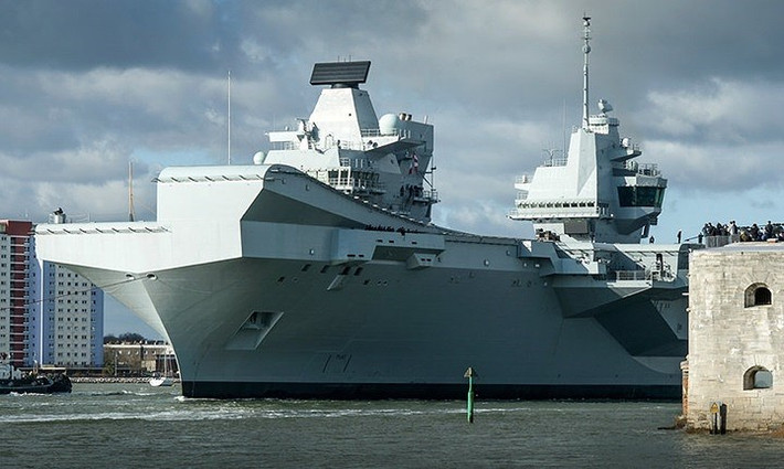 Hình ảnh chiến hạm “khủng” mới của hải quân Anh – tàu sân bay HMS Queen Elizabeth khi rời căn cứ hải quân Portsmouth. Tàu nặng tới 65.000 tấn.