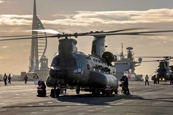 Chinook không phải là máy bay chiến đấu nhưng vẫn có thể trang bị thêm súng máy và súng nòng xoay.