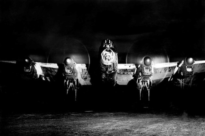 Chiếc Avro Lancaster BI (R5729 / KM-A), thuộc phi đội 44 trước khi khởi hành cho một cuộc đột kích vào Berlin năm 1944.
