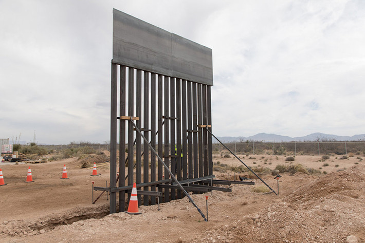 Con số mà Tổng thống Trump mong muốn lên tới 25 tỷ USD, tuy nhiên ý tưởng trên đã bị Quốc hội Mỹ bác bỏ và chỉ có khoảng 1.6 tỷ USD được chi ra cho việc mở rộng những đoạn tường đã có sẵn được xây dựng dưới thời Tổng thống George W. Bush. Ảnh: Business Insider.