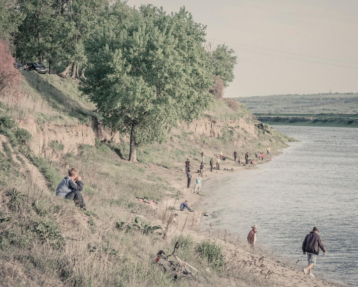 Người dân câu cá trên sông Dniester.