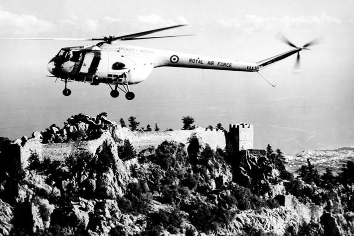 Một chiếc trực thăng của phi đội 103 bay trên bầu trời Nicosia, đảo Síp năm 1961.