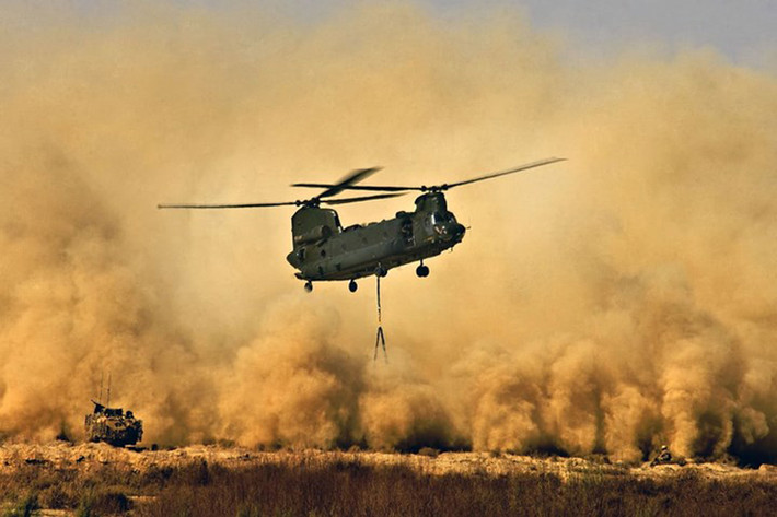 Một chiếc máy bay trực thăng CH47 Chinook làm nhiệm vụ ở Garmsir, tỉnh Helmand, Afghanistan. Ảnh chụp năm 2007.