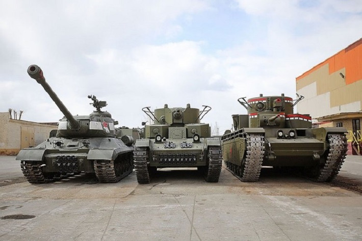 Ngoài nguyên mẫu T-35, nhà máy Uralelectromed còn phục chế hai mẫu xe tăng khác của Liên Xô trước đây gồm IS-2 và T-28 như ta có thể thấy trong hình. Nguồn ảnh: Defence.ru.