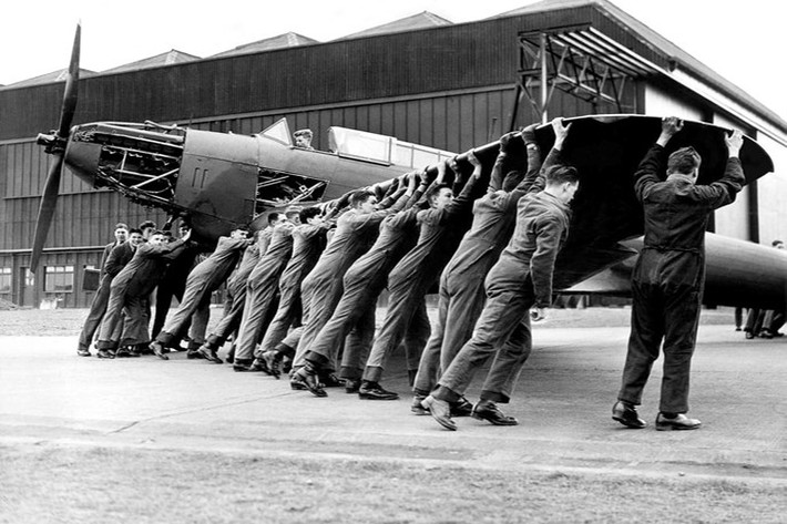 Những học viên cùng nhau hợp sức đẩy một chiếc Fairey Battle vào nhà chứa tại trường đào tạo kỹ thuật ở Cosford, Shropshire. Ảnh chụp năm 1940.