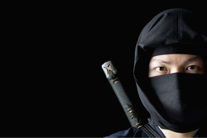 Võ sư Risuke Otake, giảng dạy môn Kiếm thuật (Katori shinto ryu) giải thích bằng việc dùng chất liệu da, phần tay cầm của kiếm sẽ không gây tiếng động khi di chuyển.