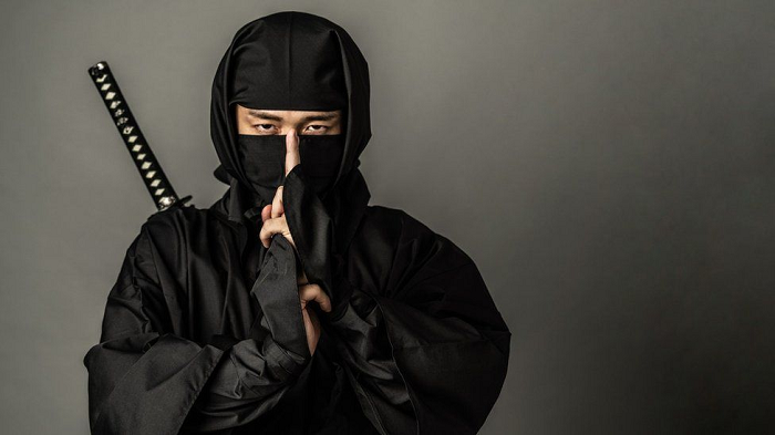 Hình ảnh các ninja khi thì trong trạng thái thiền định, khi lại sử dụng thuật đan tay chín ngón (Kuji-in) xuất hiện nhiều trong các phim của Sho Kosugi. Thực ra nó đến từ một giáo phái của Phật giáo Ấn Độ.