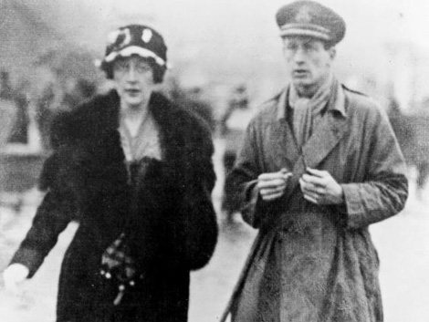 Vụ mất tích bí ẩn trong 11 ngày của Agatha Christie bắt đầu vào tối ngày 4/12/1926, nhà văn Agatha Christie, chỉ mang theo một chiếc cặp, hôn chúc ngủ ngon con gái thân yêu và rời khỏi căn nhà chung của hai vợ chồng. Đại tá Archibald Christie, chồng của Agatha Christie, lúc đó đã bí mật ngoại tình với một cô gái trẻ hơn.